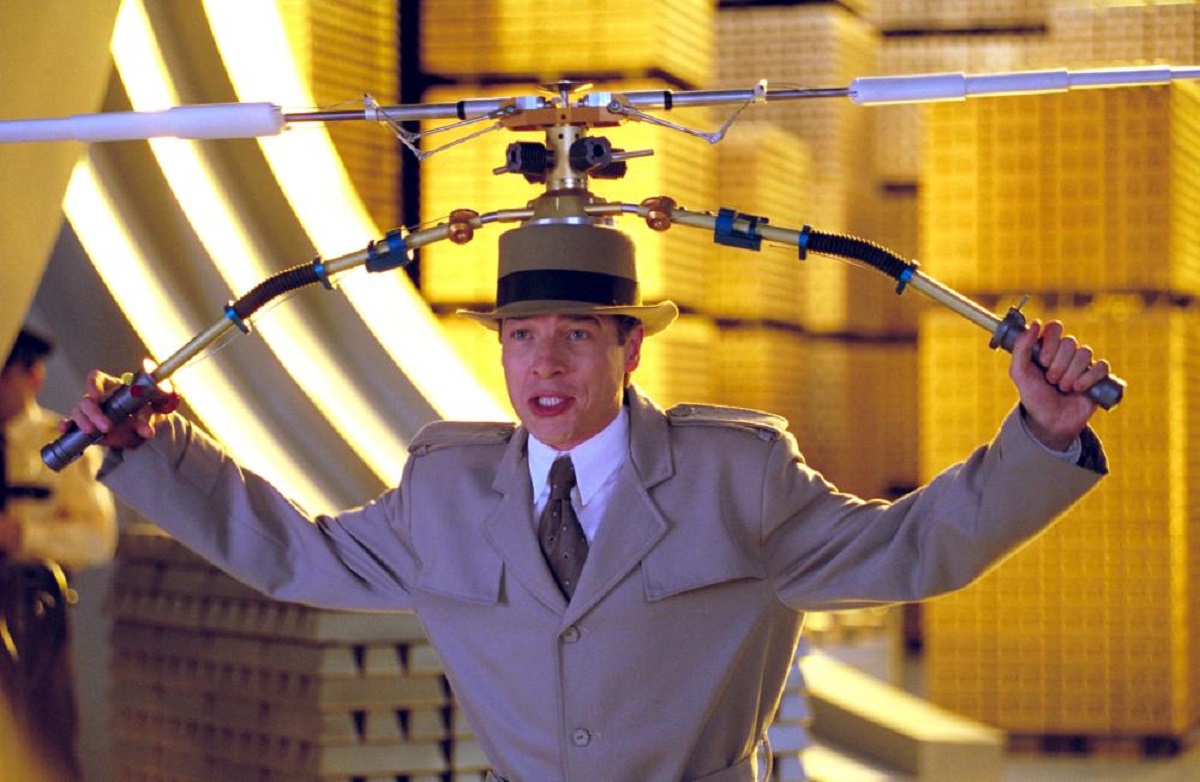 Inspector Gadget (French Stewart) in action in Inspector Gadget 2 (2003)