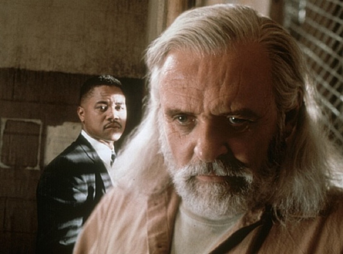 Psychologist Cuba Gooding Jr goes to interview killer anthropologist Anthony Hopkins in Instinct (1999)