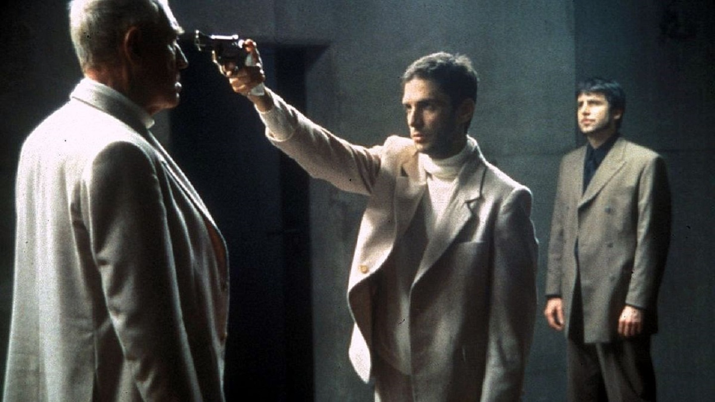 Leonardo Sbaraglia points a gun at Max Von Sydow in Intacto (2001)