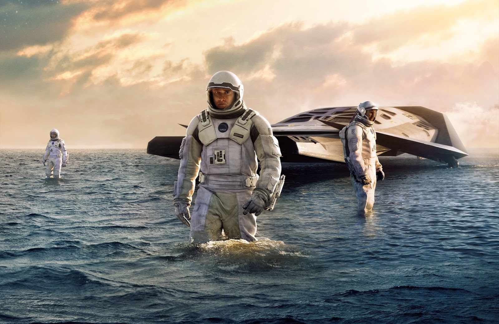 Astronauts on an alien world - Anne Hathaway, Matthew McConaughey, Wes Bentley in Interstellar (2014)