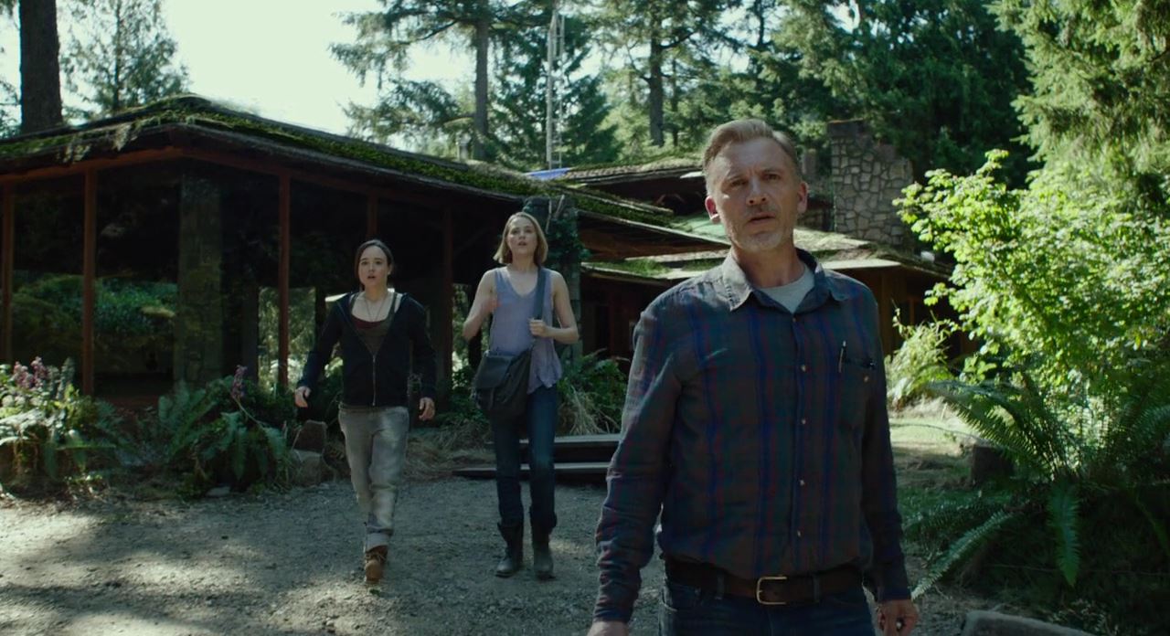 Father Callum Keith Rennie (r) and daughters Ellen Page (l) and Evan Rachel Wood (c) in Into the Forest (2015)