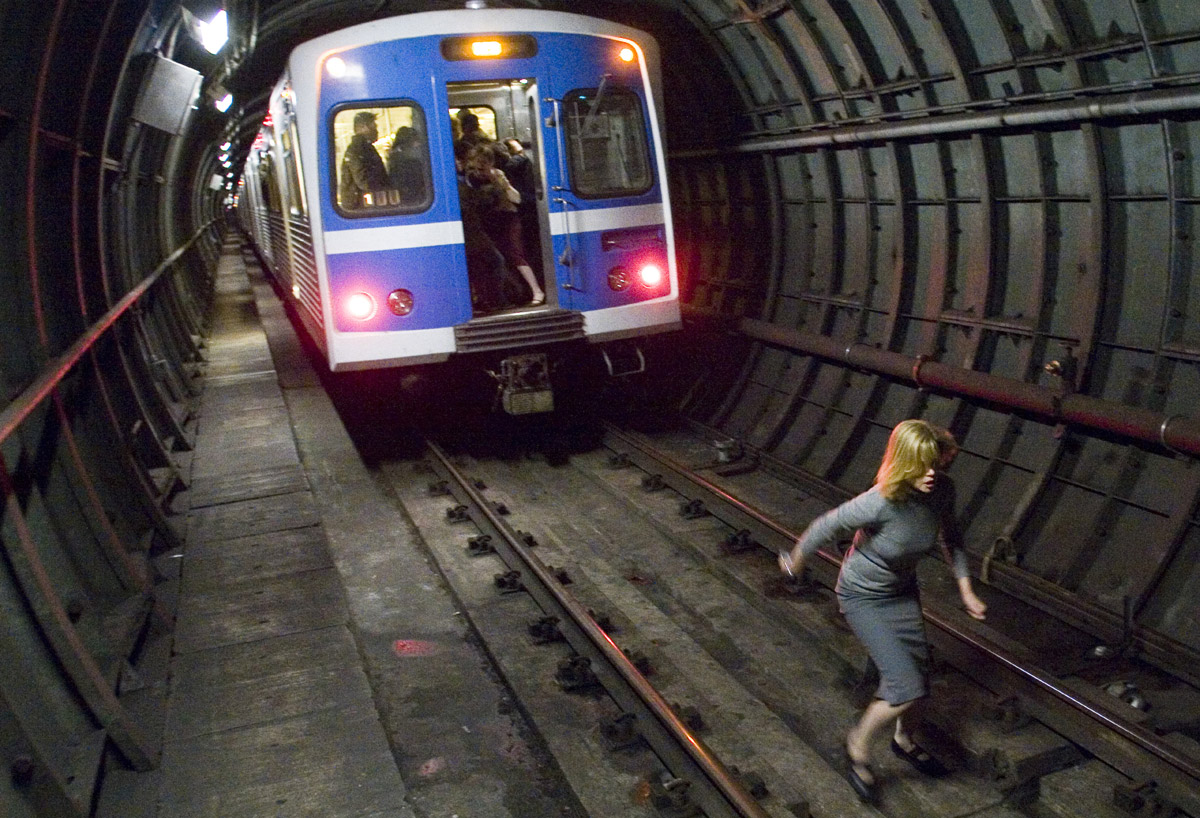 Nicole Kidman on the run from a train of pod people in The Invasion (2007)