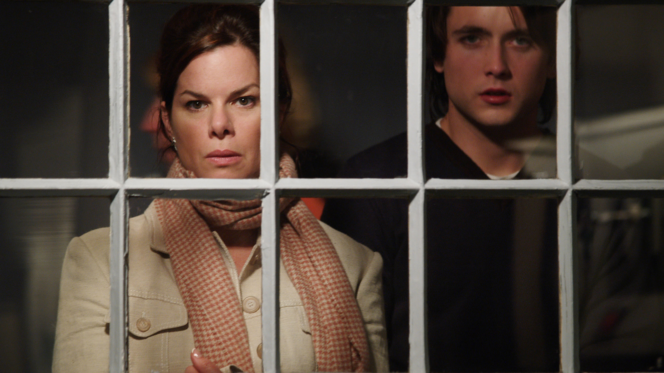 Justin Chatwin, Marcia Gay Harden in The Invisible (2007)