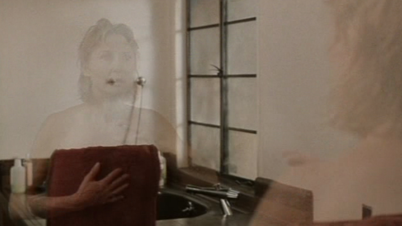 An invisible Dee Wallace in Invisible Mom (1995)