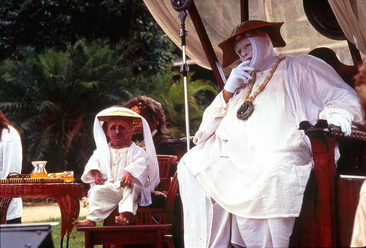 An eccentric Marlon Brando in kabuki makeup as Dr Moreau accompanied by 2'4" Nelson de la Rosa, the world's smallest man, as Majai in The Island of Dr Moreau (1996)