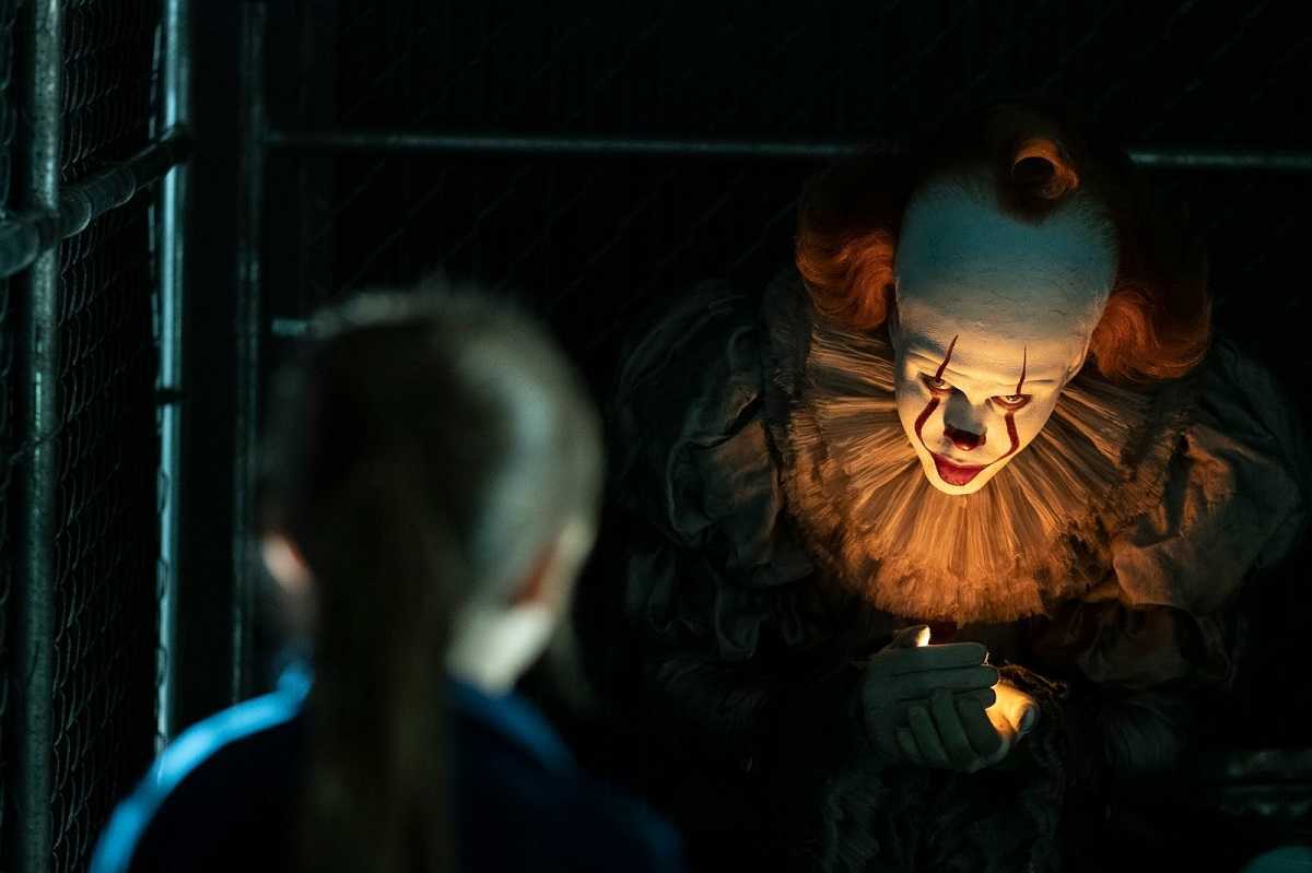 Pennywise (Bill Skarsgård) tempts children in It: Chapter Two (2019)