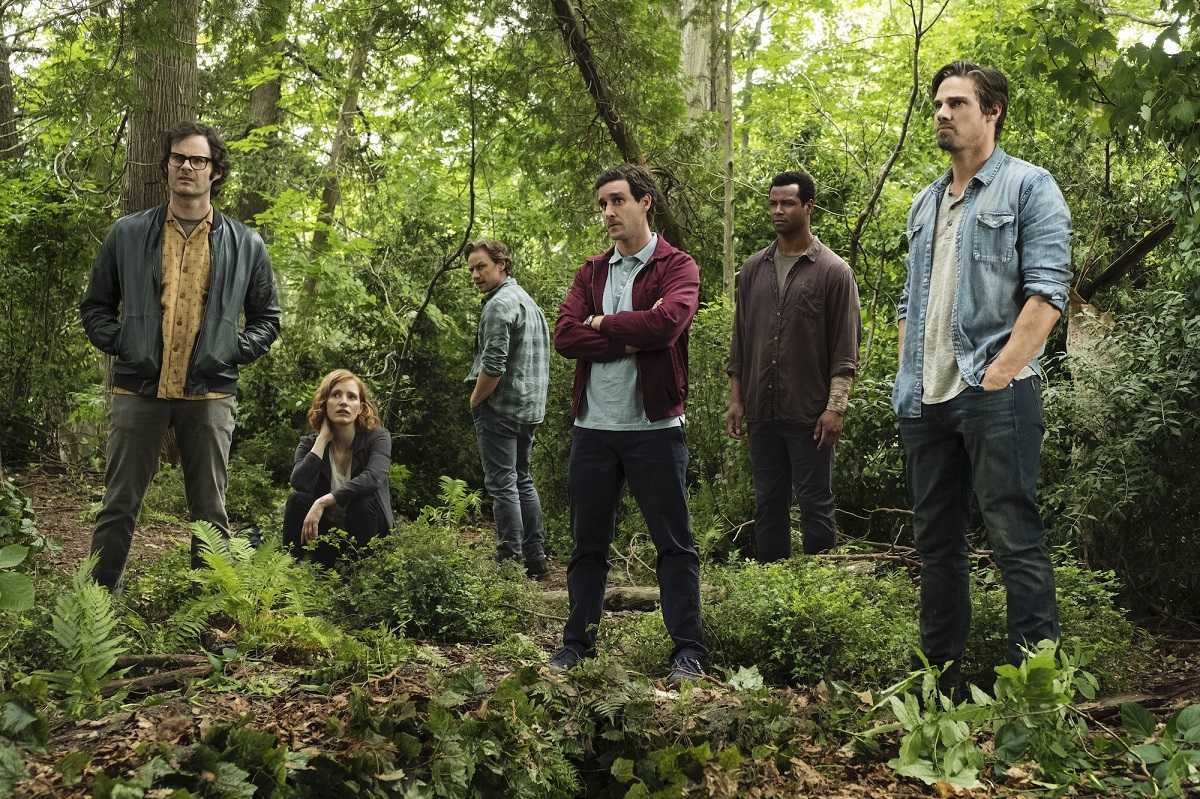 The Losers as adults - (l to r) Richie Tozer (Bill Hader), Beverly Marsh (Jessica Chastain), Bill Denbrough (James McAvoy), Eddie Kasprak (James Ransone), Mike Hanlon (Isaiah Mustafa) and Ben Hanscom (Jay Ryan) in It: Chapter Two (2019)