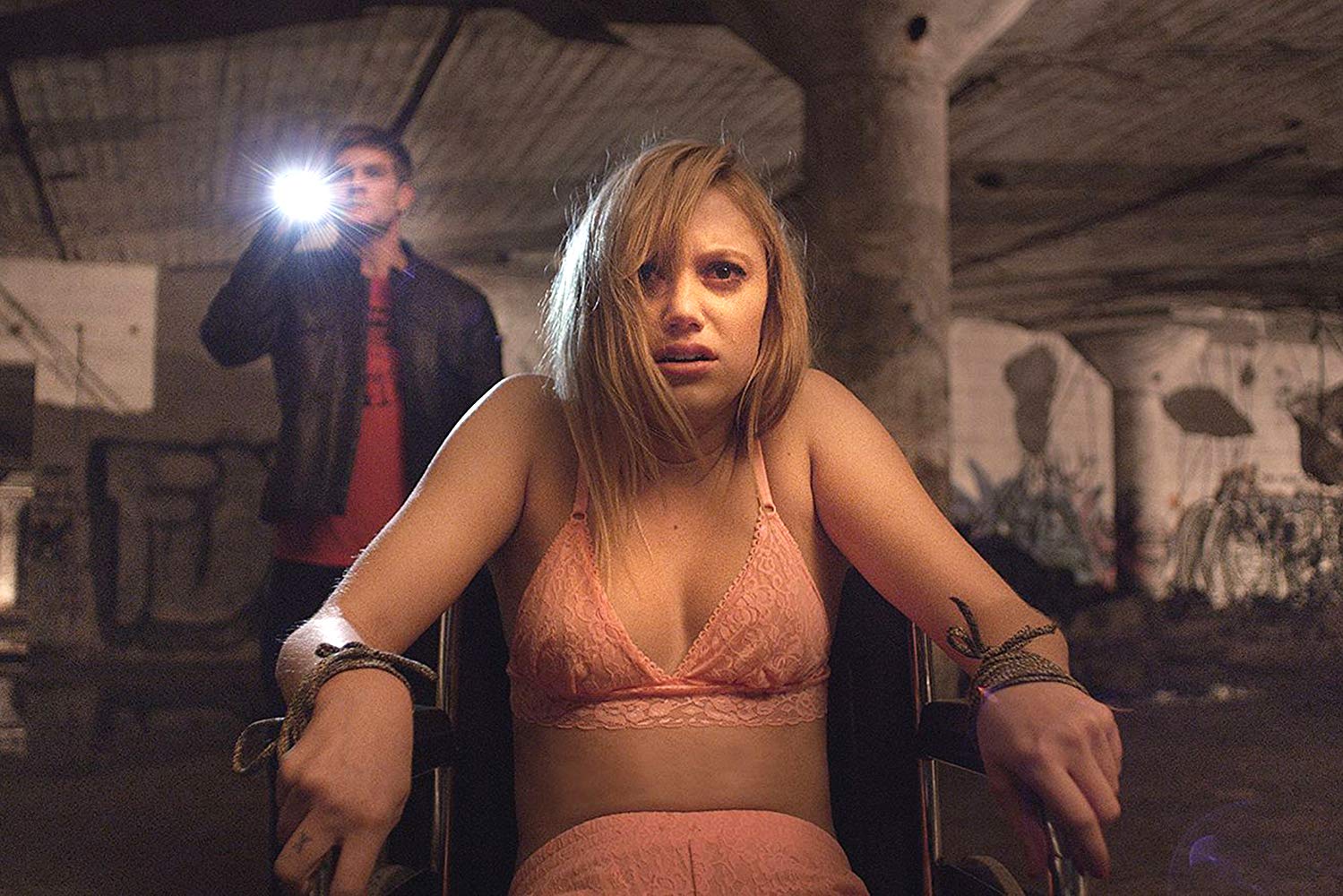 Jay (Maika Monroe) comes around to find herself tied up following her date with Hugh (Jake Weary) (rear) in It Follows (2014)