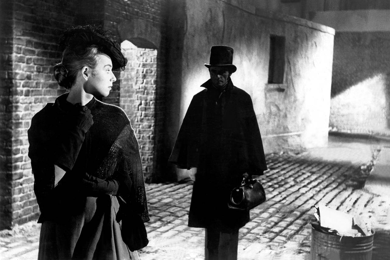 The Ripper stalks a victim in Jack the Ripper (1959)