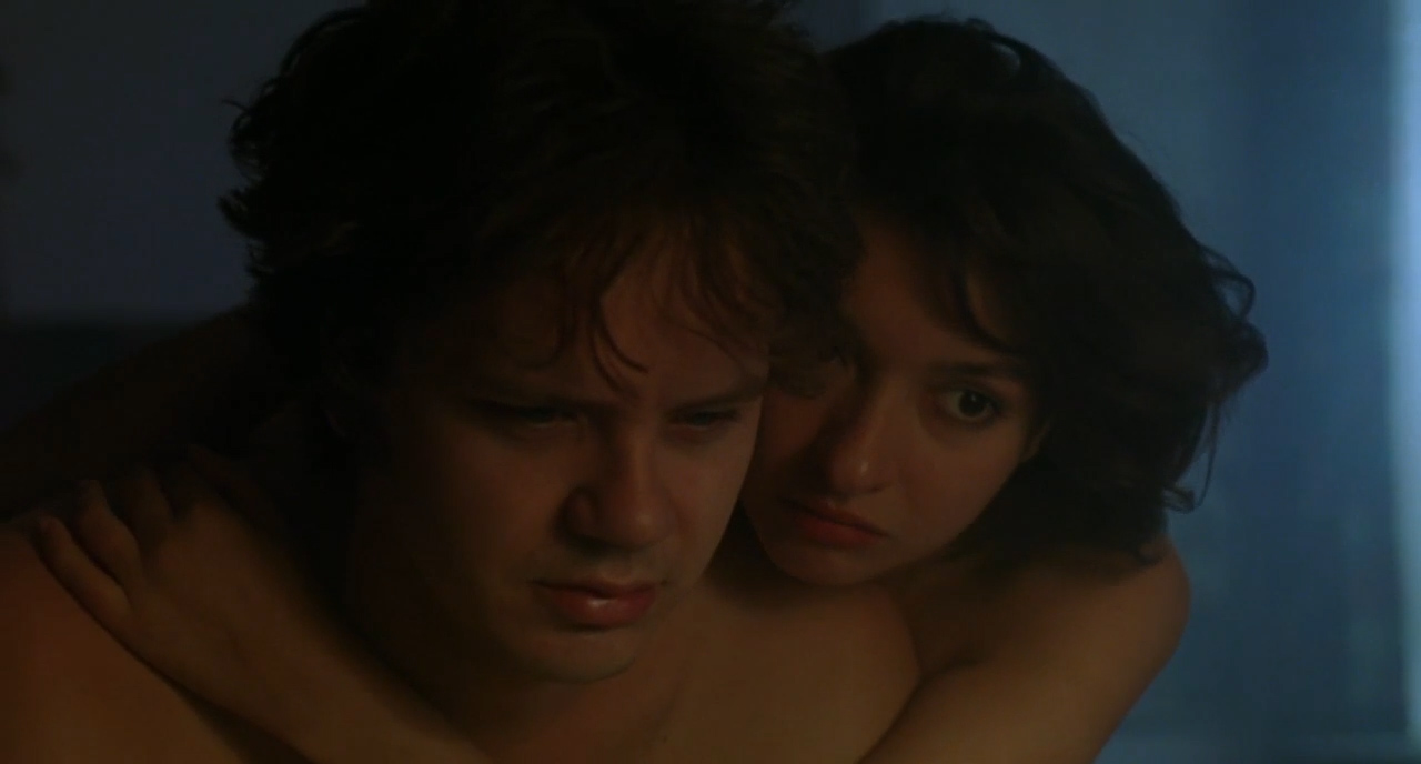 Jacob (Tim Robbins) and girlfriend Jezzie (Elizabeth Peña) in Jacob's Ladder (1990)