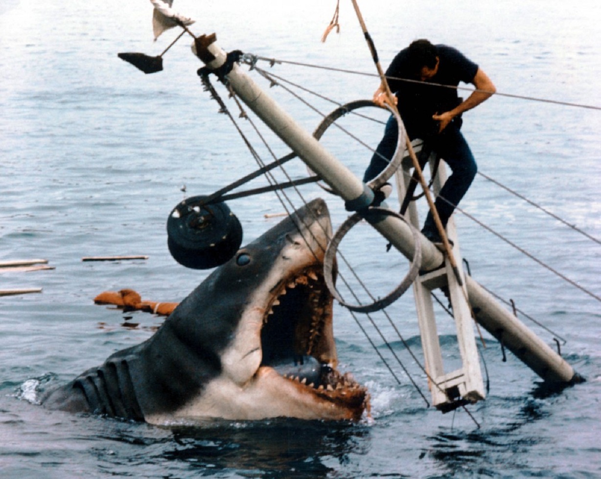 Roy Scheider atop the mast of a sinking boat attacked by the shark in Jaws (1975)