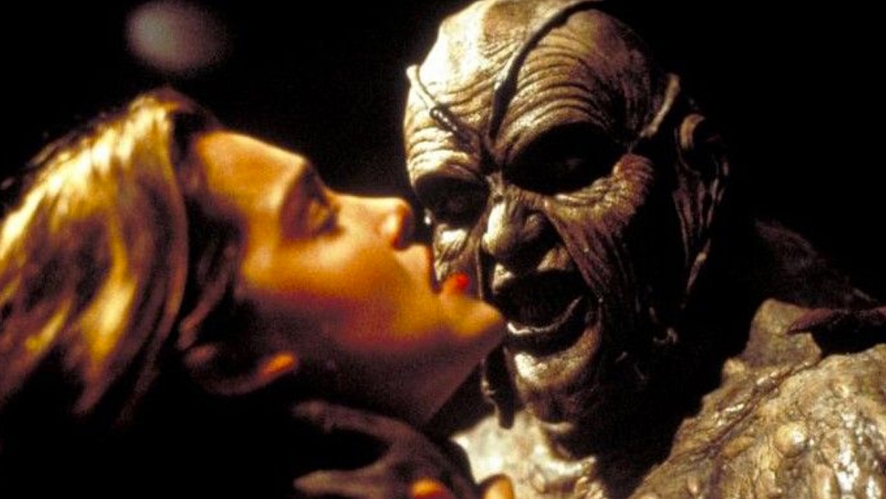 Gina Philips attacked by The Creeper (Jonathan Breck) in Jeepers Creepers (2001)