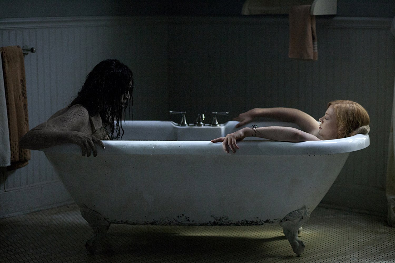 Sarah Snook in the bath in Jessabelle (2014)