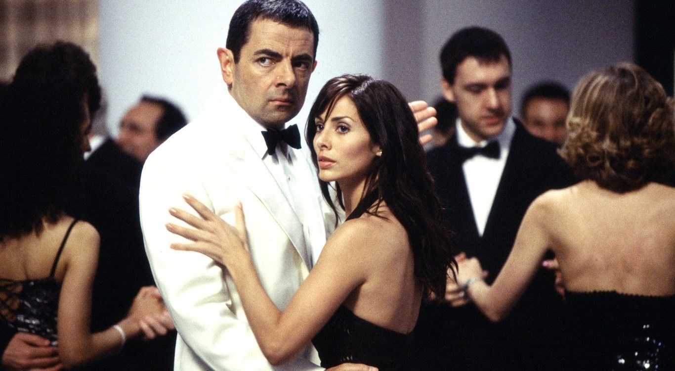 Johnny English (Rowan Atkinson) dances with Interpol agent Lorna Campbell (Natalie Imbruglia) in Johnny English (2003)