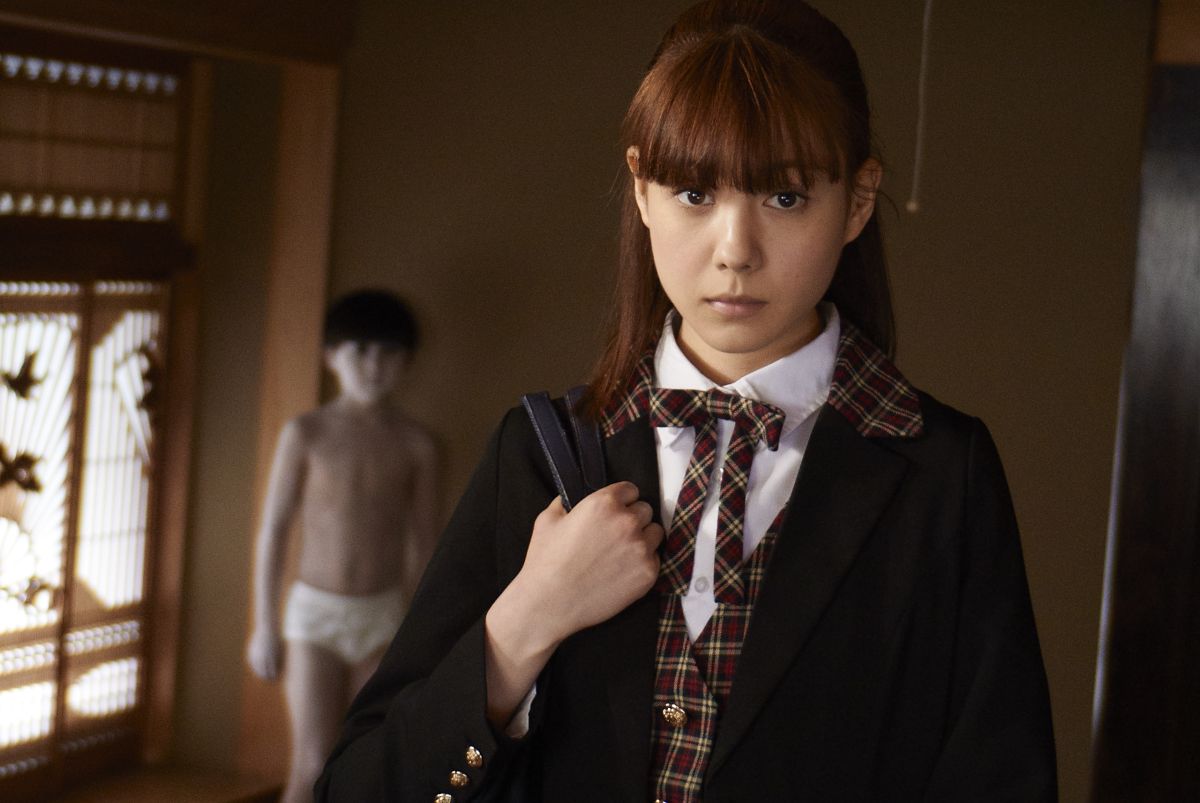 Schoolgirl Haori Takahashi with the ghost of Toshio (Kai Konayashi) in the background in Ju-on: The Beginning of the End (2014)