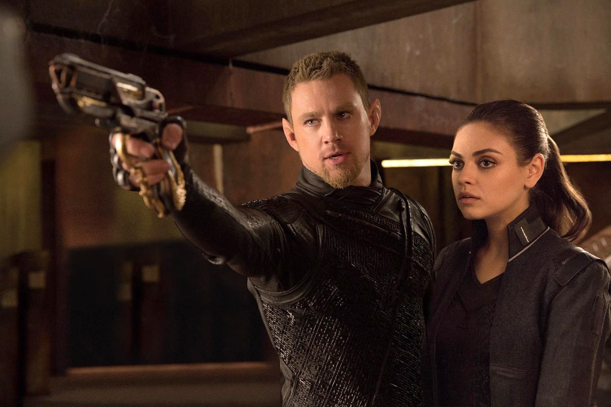 Bounty hunter Caine Wise (Channing Tatum) and Jupiter Jones (Mila Kunis), the cleaner who discovers she is the heir to Earth in Jupiter Ascending (2015)