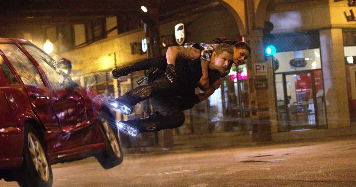 Caine Wise (Channing Tatum) and Jupiter Jones (Mila Kunis) escape via hoverboots in Jupiter Ascending (2015)