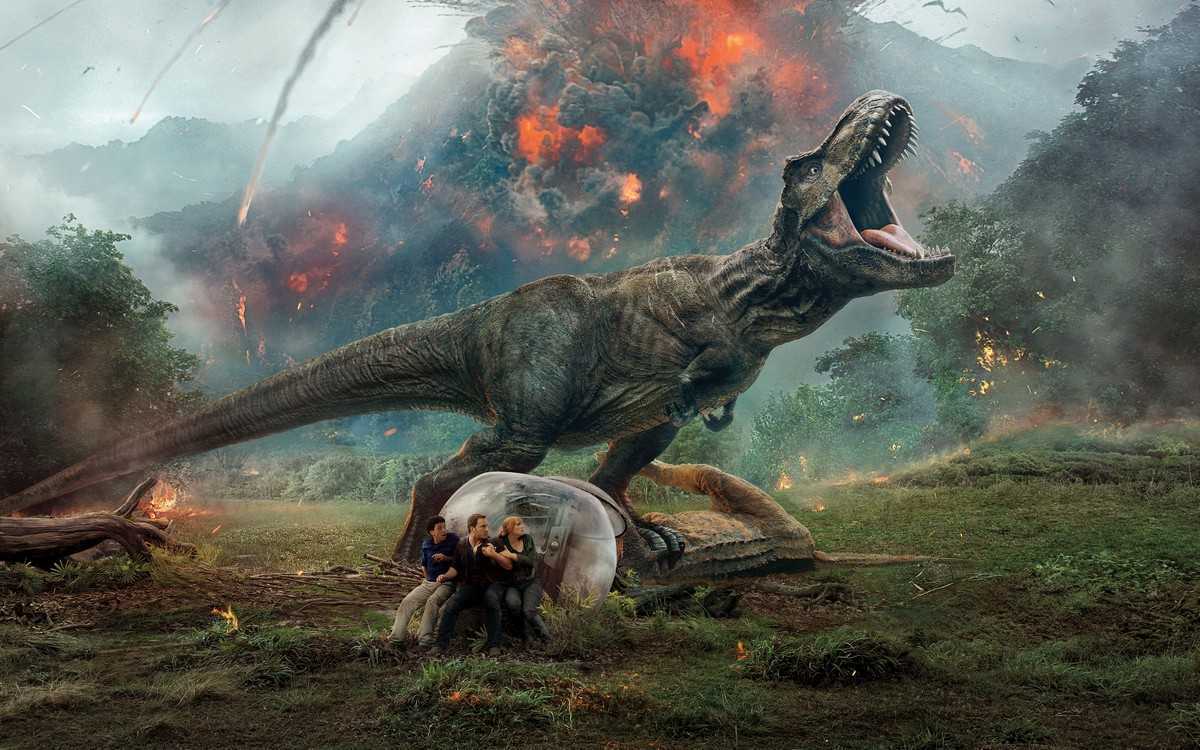 Justice Smith, Chris Pratt and Bryce Dallas Howard try to find shelter from the dinosaur as the volcano erupts in Jurassic Park: Fallen Kingdom (2018)