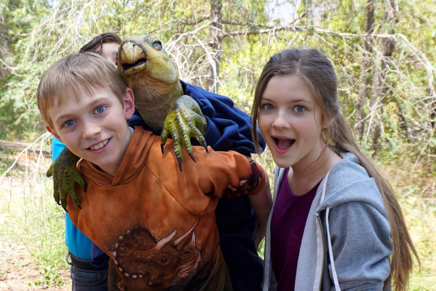 Young inventor Gabriel Bennett and his sister Amber Patino with Spike the dinosaur in Jurassic School (2017)