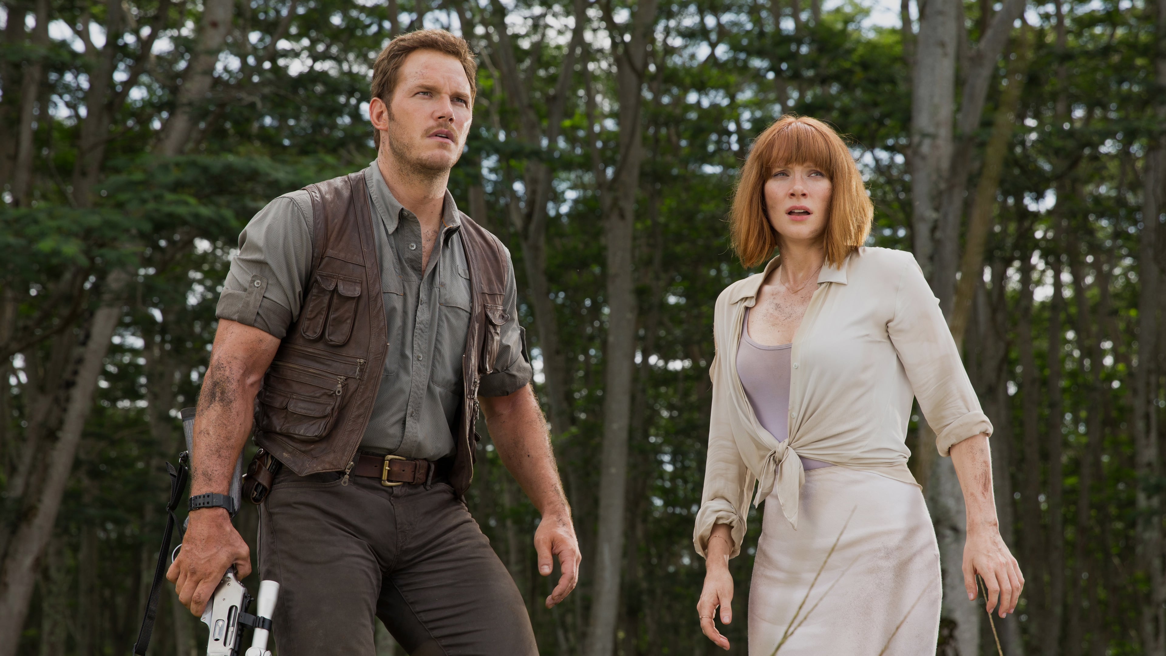 Owen Grady (Chris Pratt( and Claire Dearing (Bryce Dallas Howard) in Jurassic World (2015)