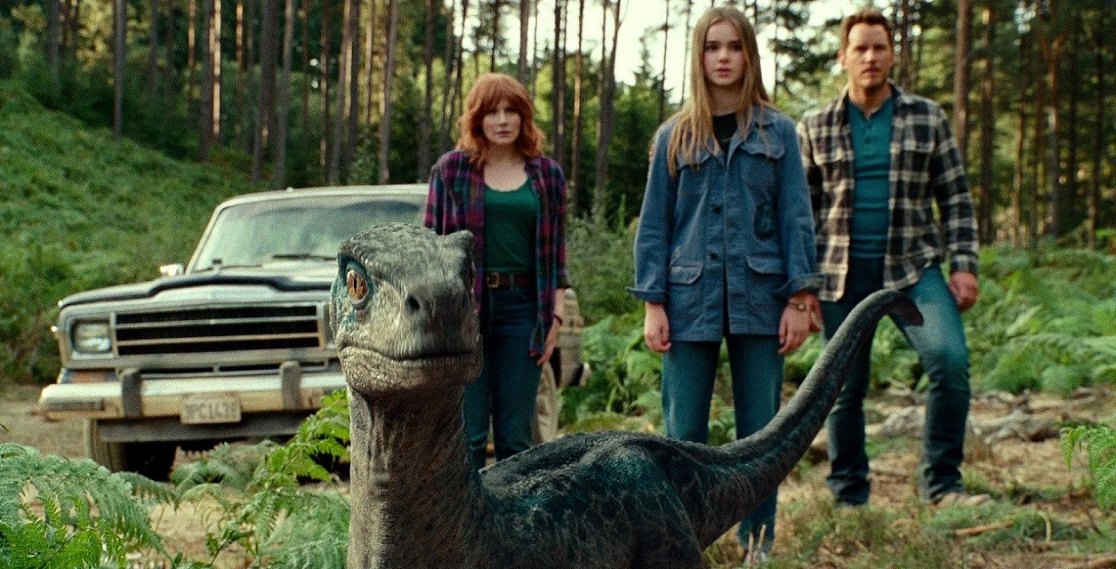 Bryce Dallas Howard, Isabella Sermon and Chris Pratt with baby dinosaur in Jurassic World: Dominion (2022)
