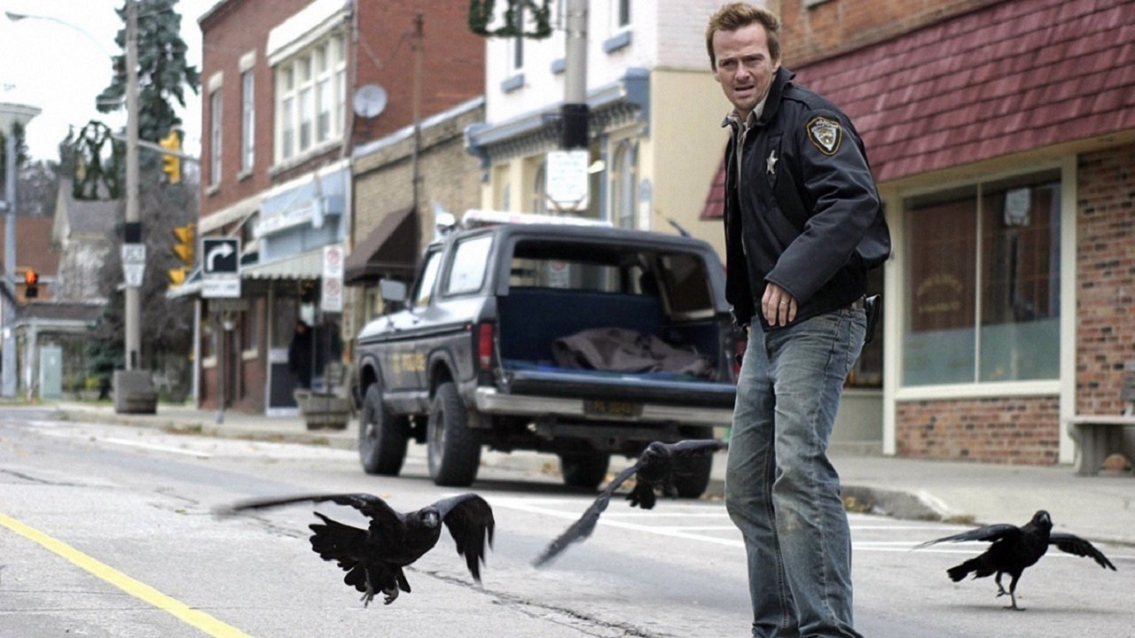 Sean Patrick Flanery and killer ravens in Kaw (2007)