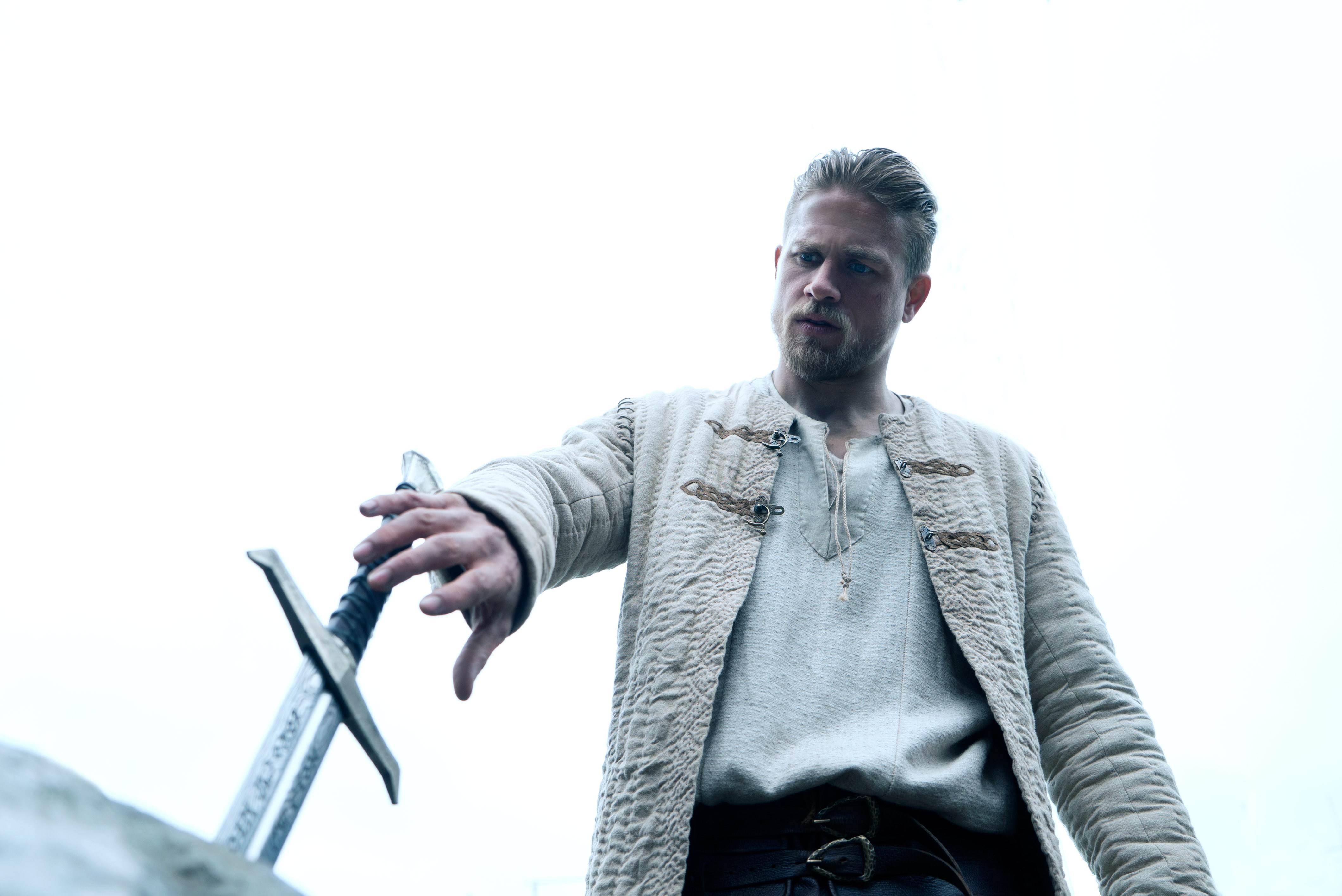 Arthur (Charlie Hunnam) goes to pull the sword from the stone in King Arthur: Legend of the Sword (2017)