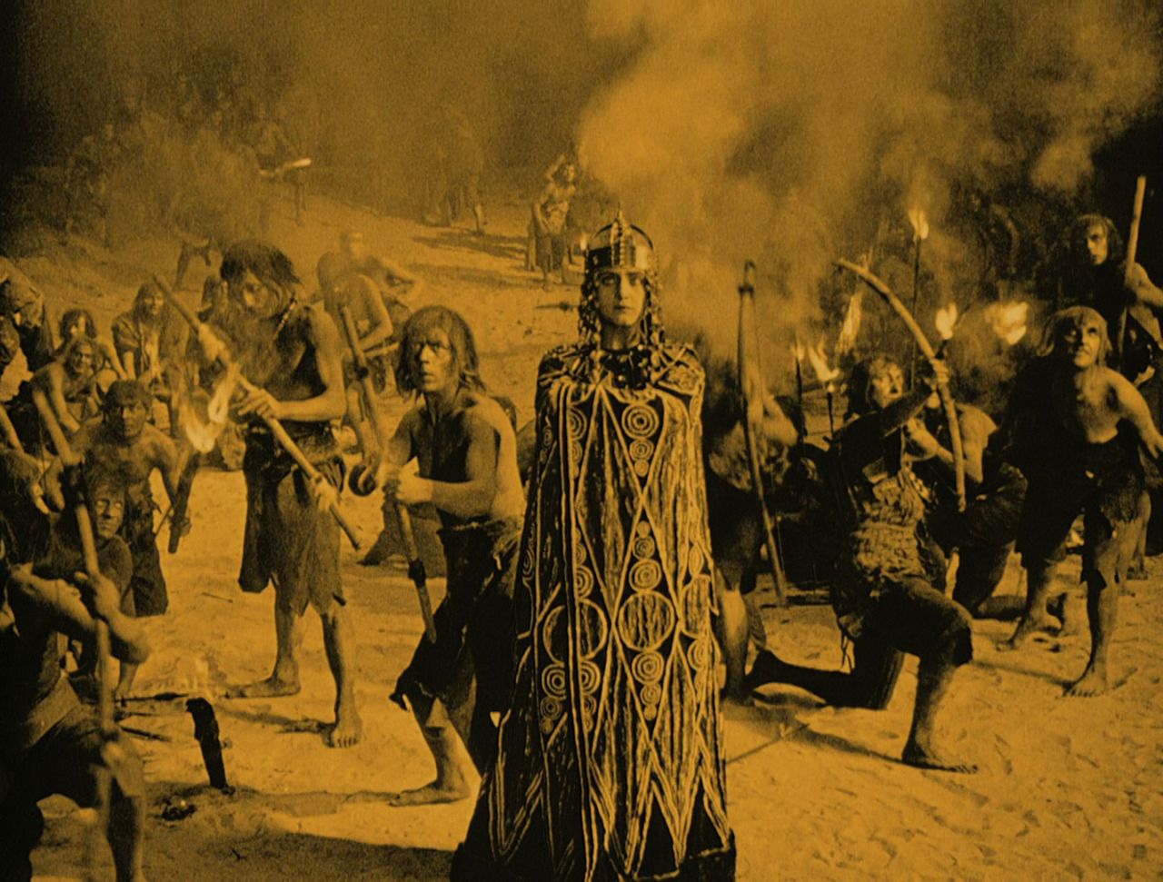 Kriemhild (Margarete Schön) in the midst of the climactic battle in Kriemhild's Revenge (1924)