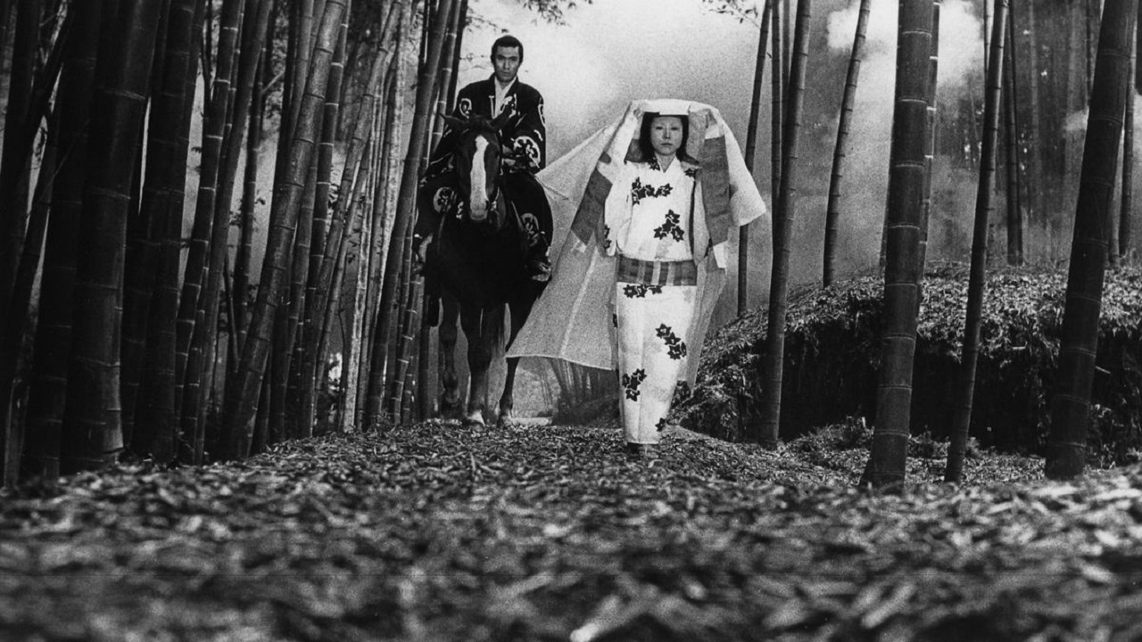 Samurai Gintoki (Kichiemon Nakamura) led through the woods by the daughter Shige (Kawako Taichi) in Kuroneko (1968)