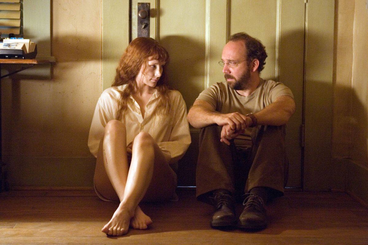 Story (Bryce Dallas Howard) is granted shelter by building manager Cleveland Heep (Paul Giamatti) in Lady in the Water (2006)