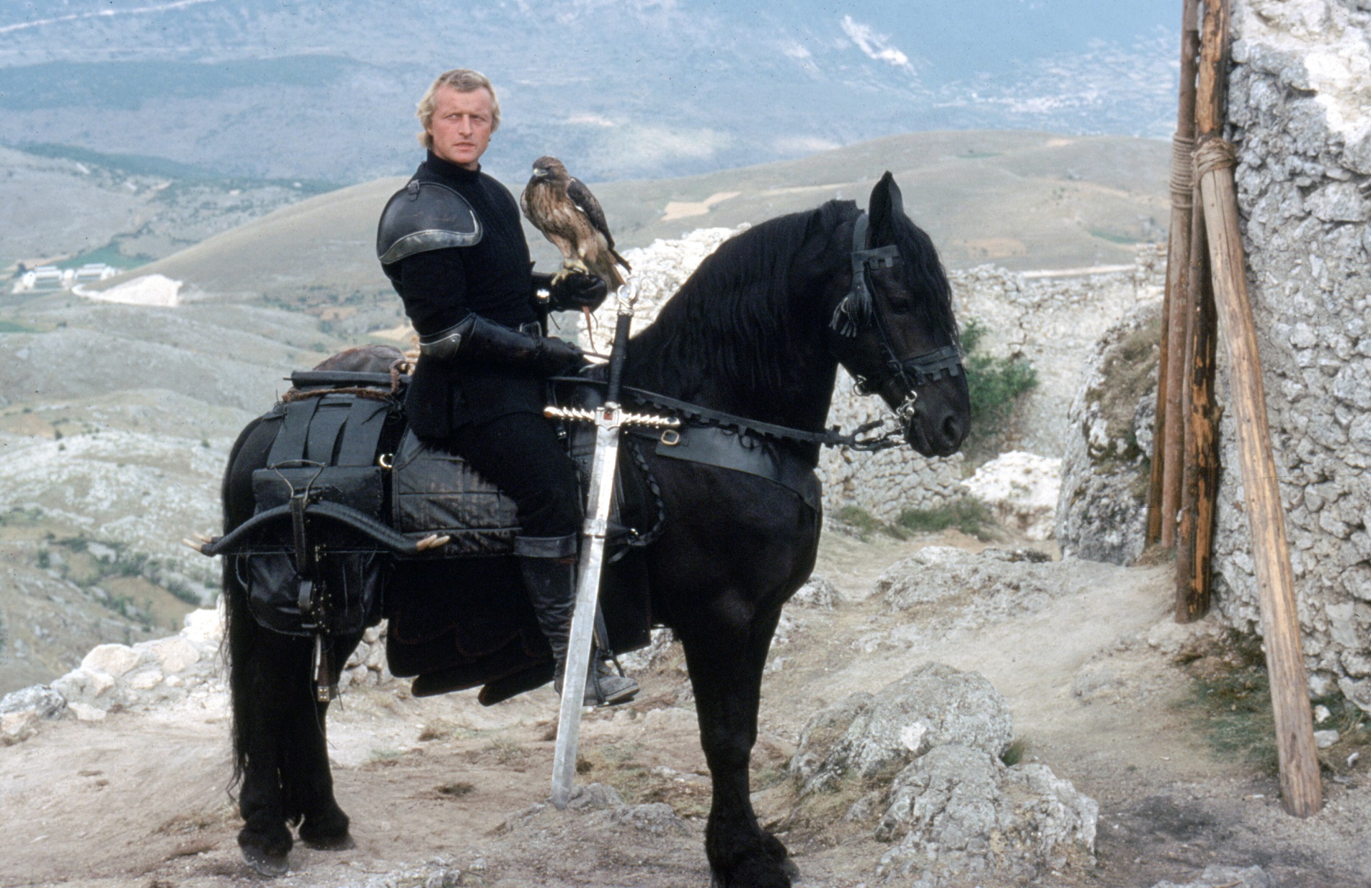 Rutger Hauer as the knight Etienne Navarre carrying the Ladyhawke (1985)