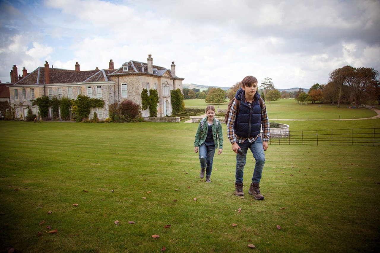 Lily (Mathilda Freeman) and Sira (Flynn Allen) in The Last Boy (2019)