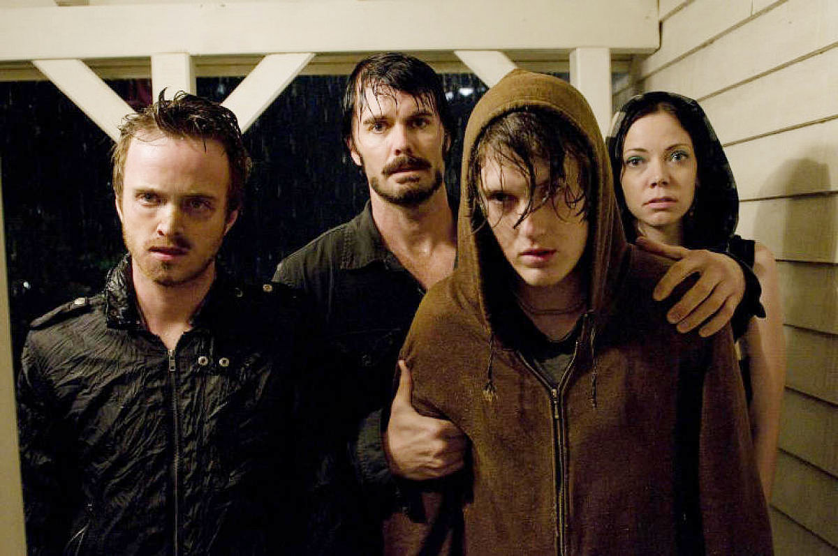 Krug and gang come knocking - Aaron Paul, Garrett Dillahunt, Spencer Treat Clark, Riki Lindhome in The Last House on the Left (2009)