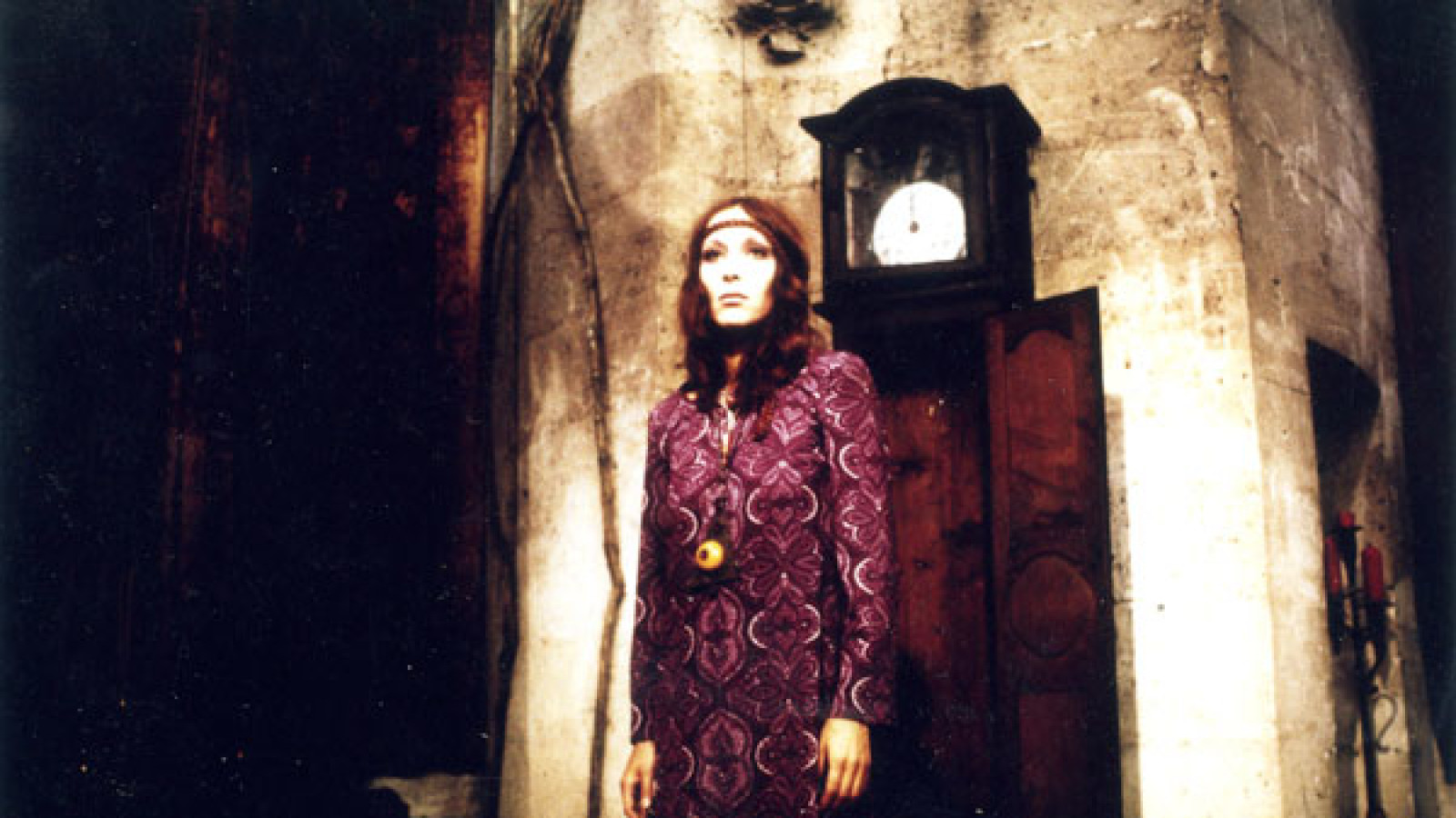 The vampire Isolde (Dominique) emerges from her resting place inside a grandfather clock in Le Frisson des Vampires (1971)