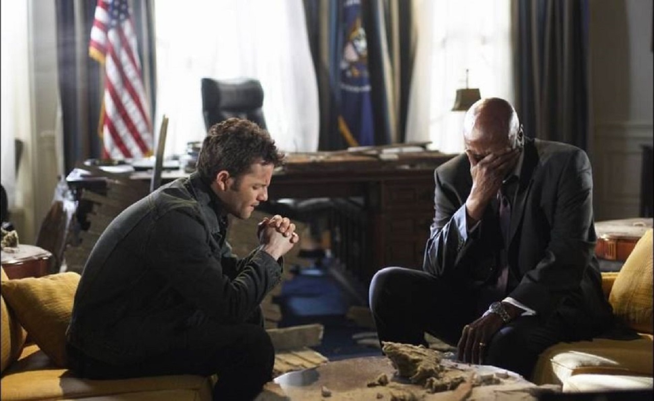 Buck Williams (Kirk Cameron) and President Gerald Fitzhugh (Lou Gossett, Jr.) pray in the Oval Office in Left Behind: World at War (2005)