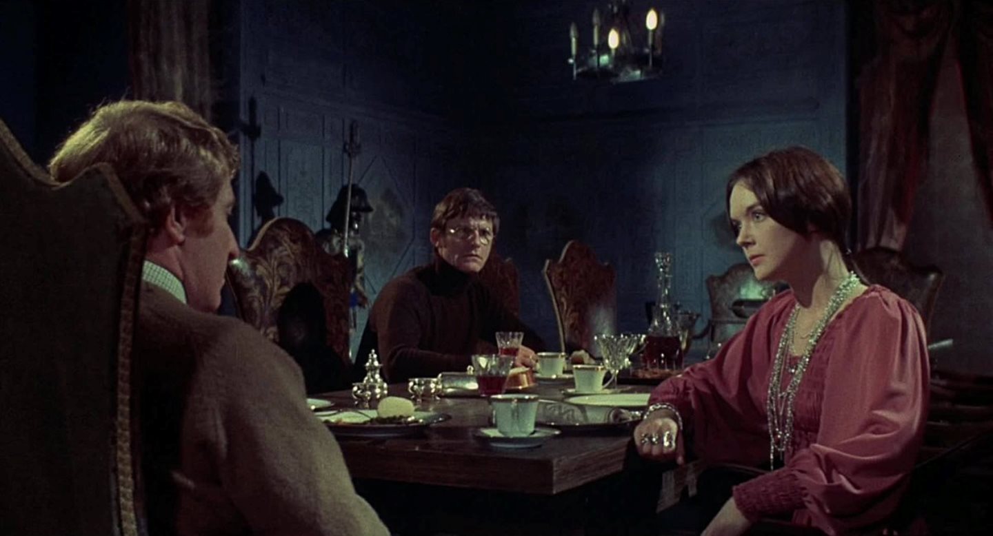 The team discuss matters - Clive Revill, Roddy McDowall, Pamela Franklin - in The Legend of Hell House (1973)