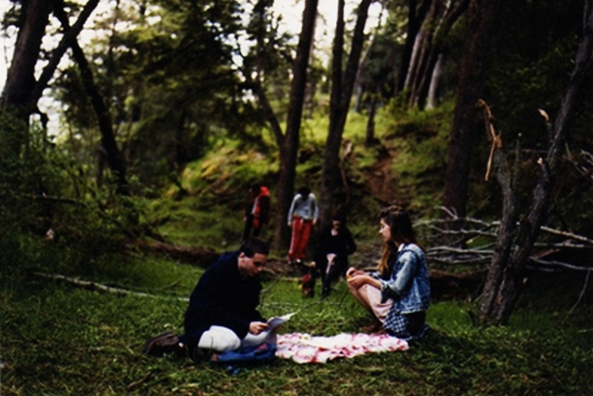 A group of friends lost in the woods in Leones (2012)