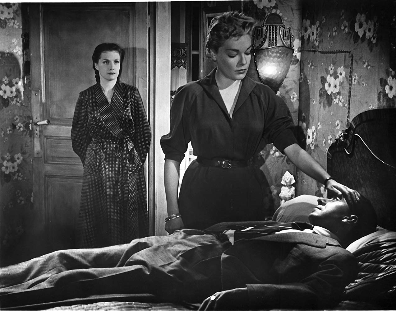 (l to r) Vera Clouzot and Simon Signoret stand over Paul Meurisse's dead body in Les Diaboliques (1955)