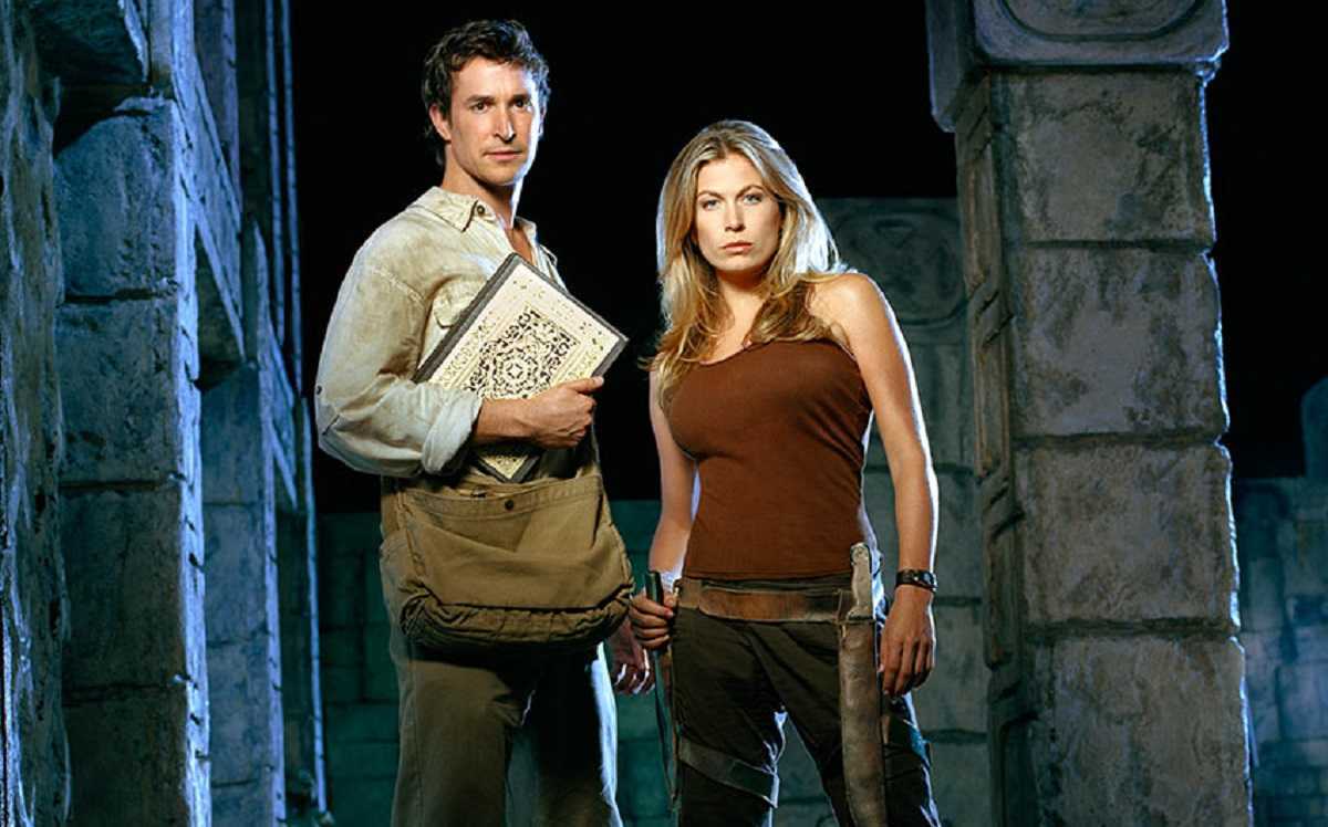 Flynn Carsen (Noah Wyle) and Nicole Noone (Sonya Walger) in The Librarian: Quest for the Spear (2004)