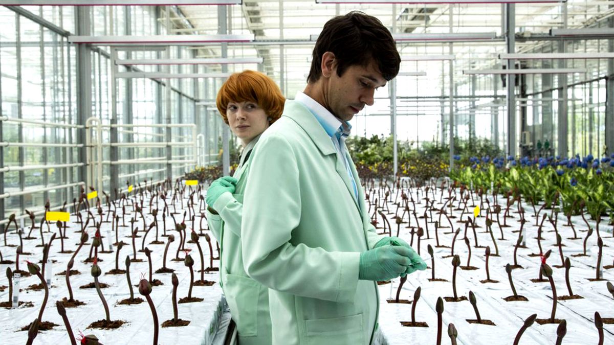 Emily Beecham and Ben Whishaw amid the plants in the hatchery in Little Joe (2019)