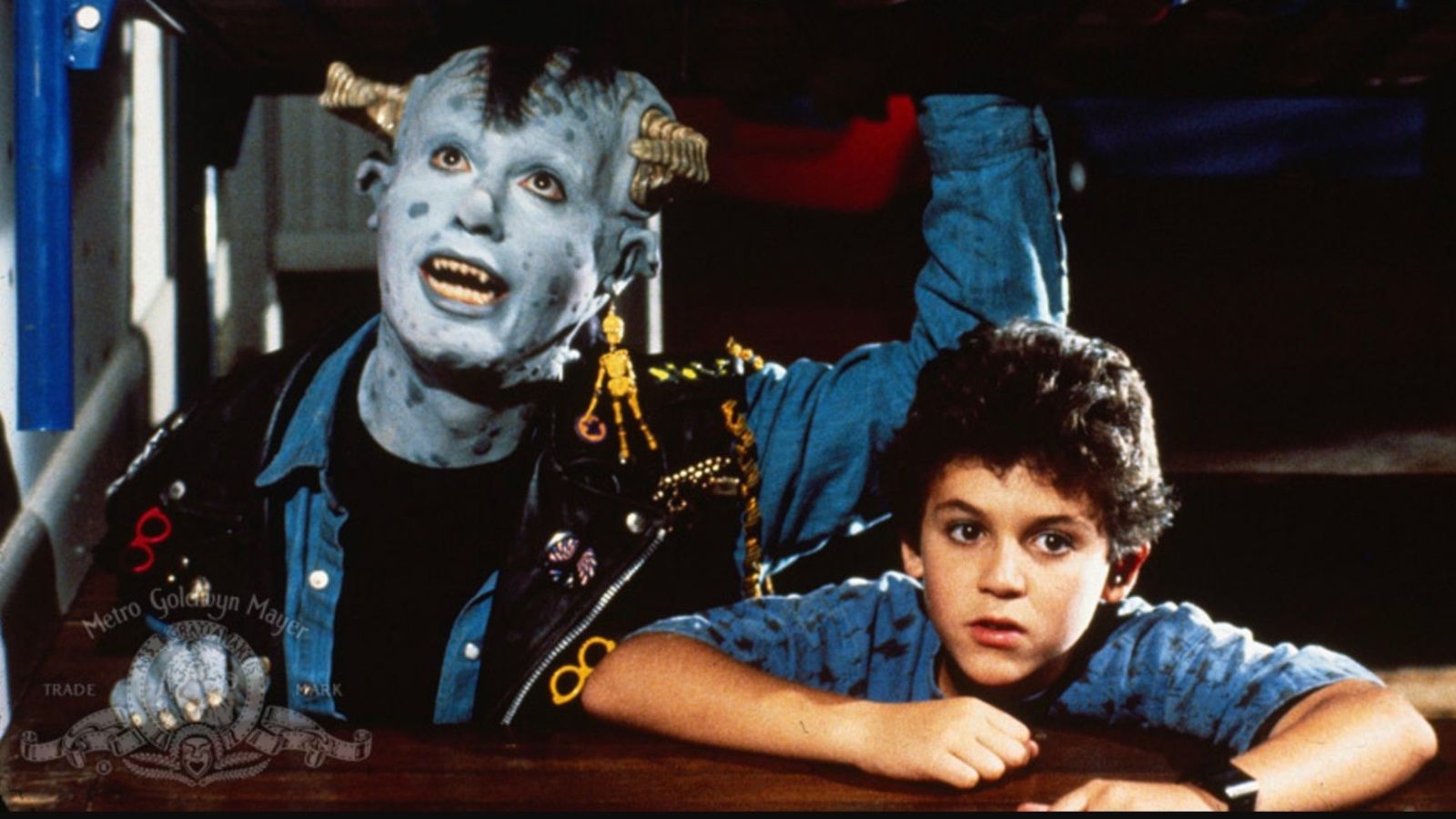 he monster Maurice (Howie Mandel) and his friend Fred Savage in Little Monsters (1989)