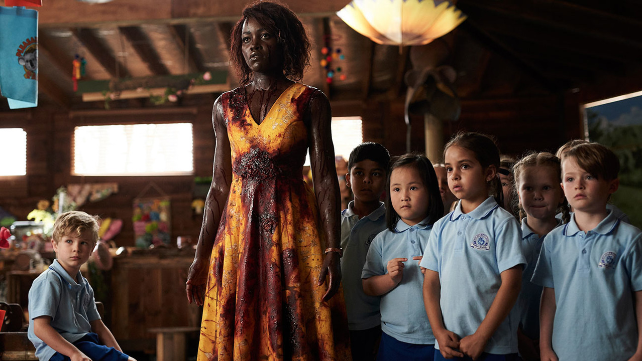 Miss Caroline (Lupita Nyong’o) guards the children from the zombie onslaught in Little Monsters (2019)