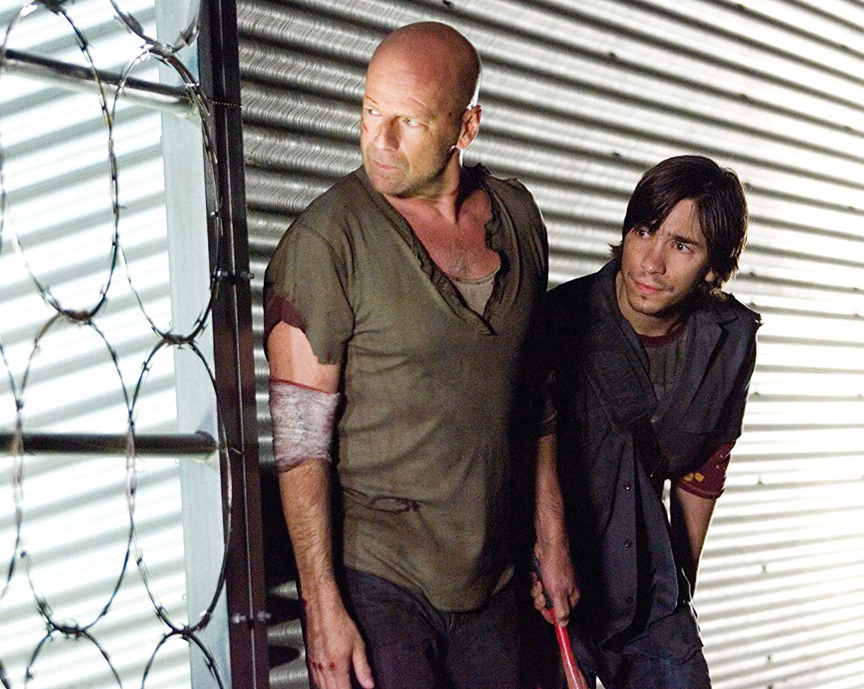 John McClane (Bruce Willis) and Matthew Farrell (Justin Long) in Live Free or Die Hard (2007)