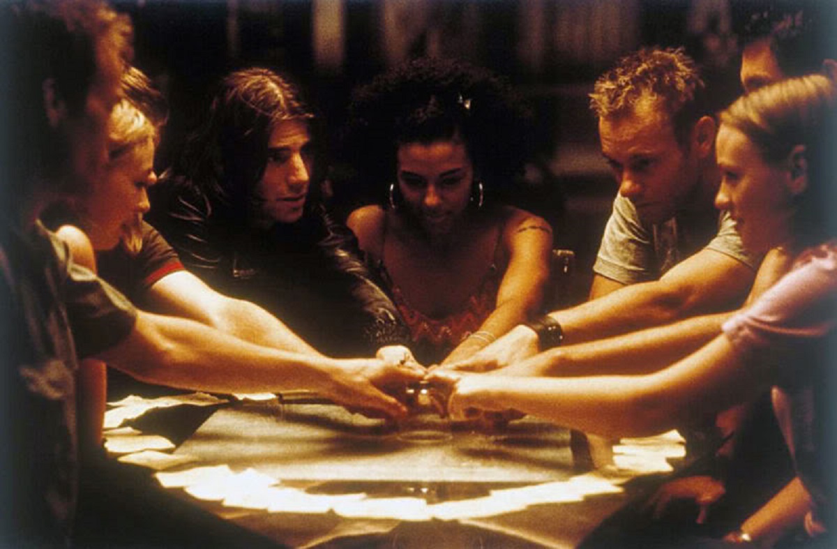 The seance - Alec Newman, Melanie Gutteridge, Mel Raido, Marsha Thomason, Joe Absolom and Lara Belmont in Long Time Dead (2002)