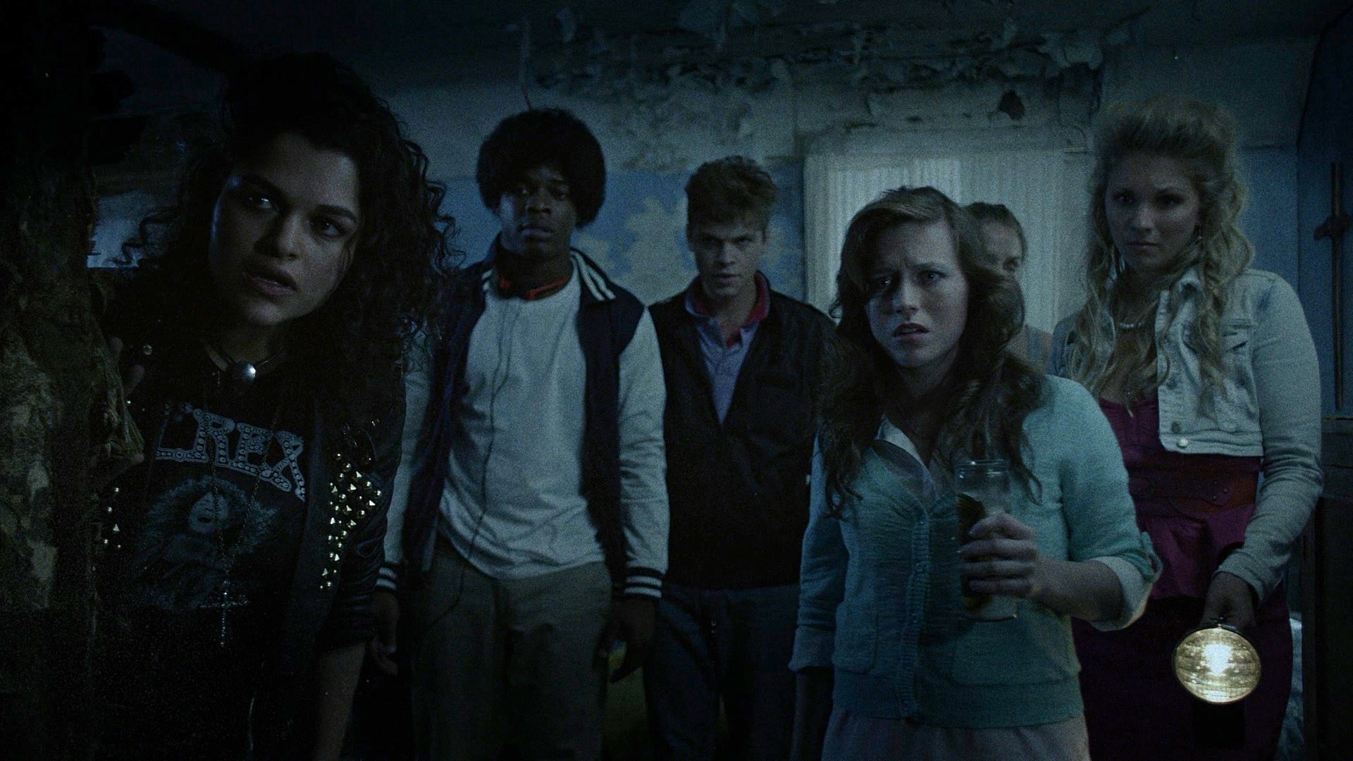 Line-up of teens - (l to r) Eve Harlow, Stephan James, Alexander Calvert, Kendra Leigh Timmins and Laine McAuley in Lost After Dark (2015)