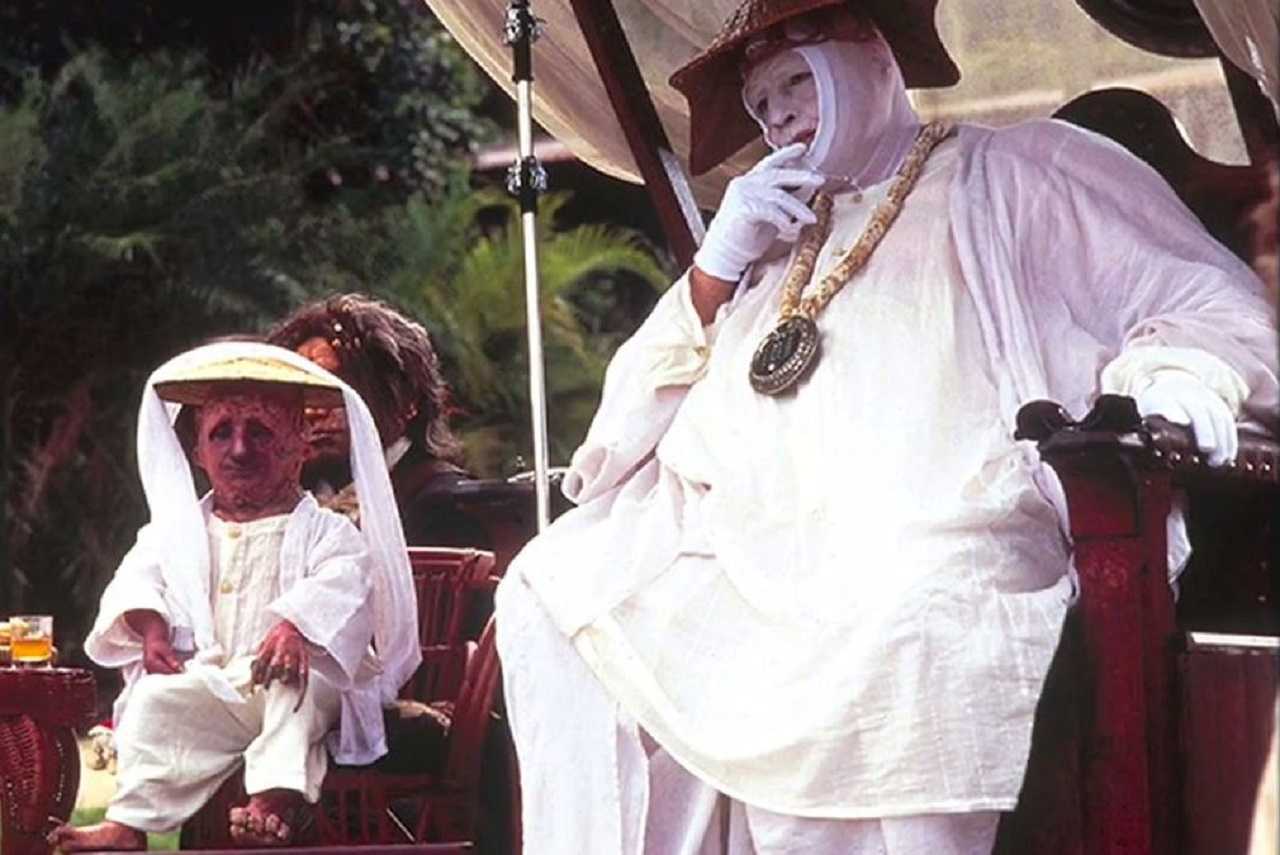 An overweight Marlon Brando on set with Nelson de la Rosa in Lost Soul: The Doomed Journey of Richard Stanley's Island of Dr. Moreau (2014)