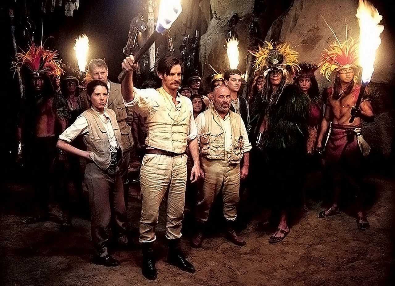 (l to r) Agnes Cluny (Elaine Cassidy), Professor Summerlee (James Fox), Lord Roxton (Tom Ward), Professor Challenger (Bob Hoskins) and Edward Malone (Matthew Rhys) among the natives in The Lost World (2001)