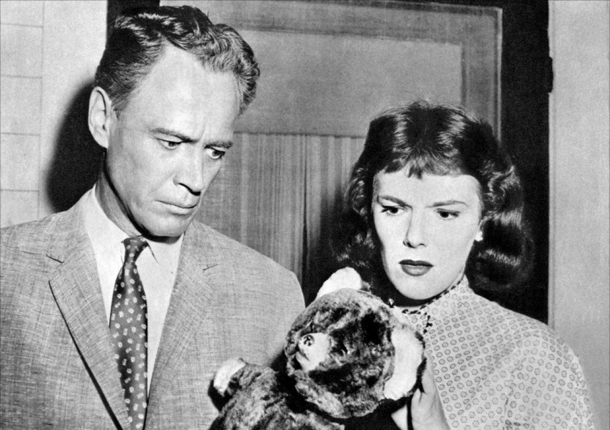 Doctor William Prince and nurse Jacqueline Scott with his missing daughter's teddy bear in Macabre (1958)