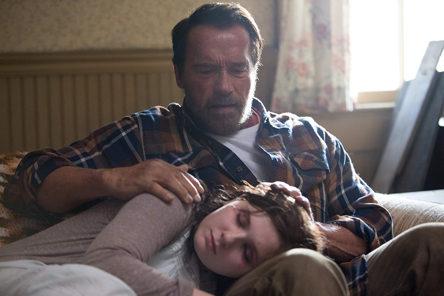 Father Arnold Schwarzenegger concerned about what his daughter Abigail Breslin is turning into in Maggie (2015)