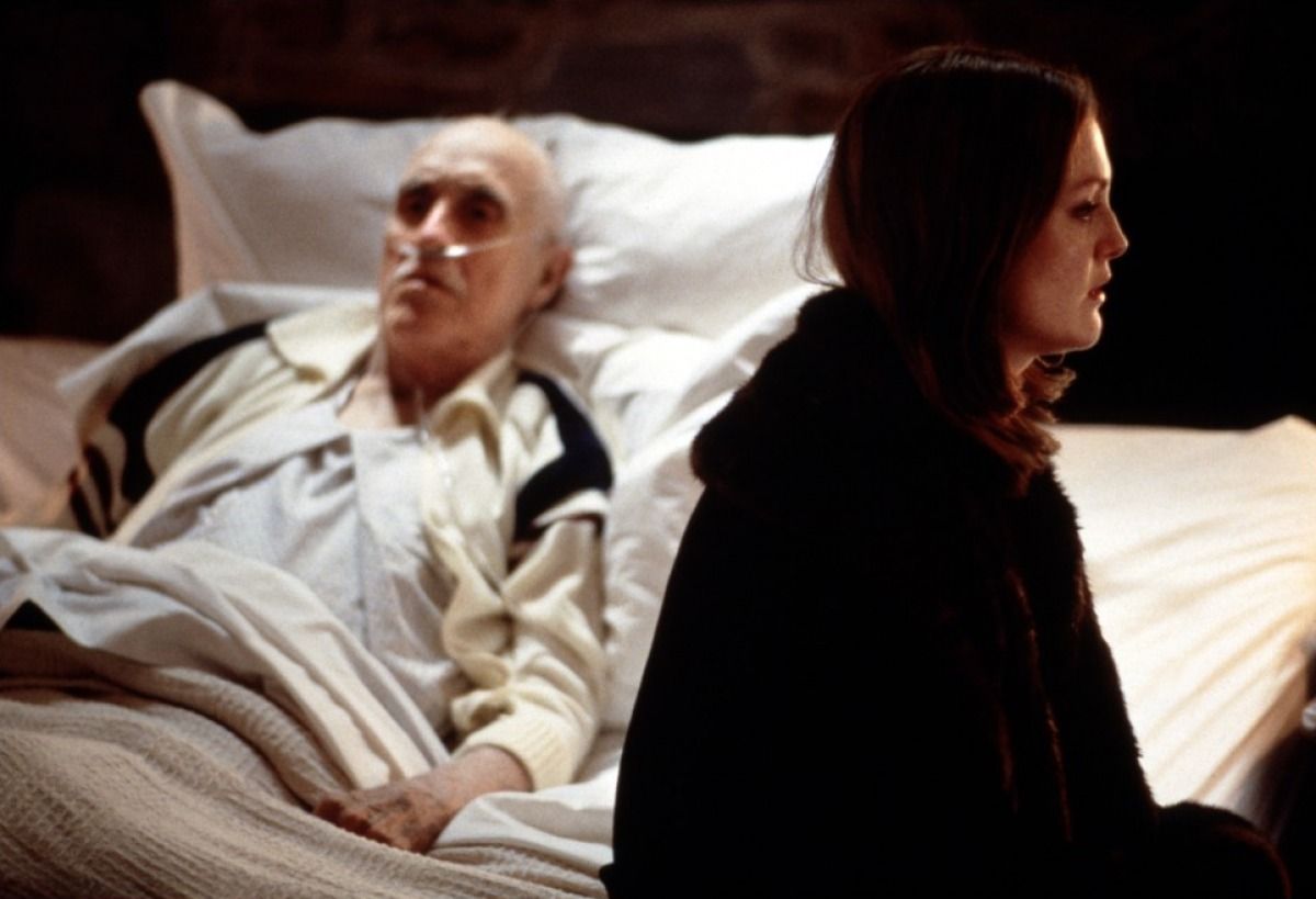 Julianne Moore and her dying husband Jason Robards in Magnolia (1999)